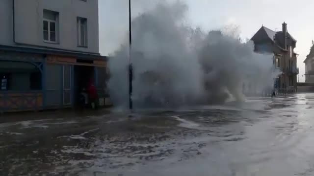 Огромни вълни заляха крайбрежието на Бретан