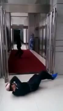 На този охранител така му изкараха акъла, че забрави изобщо къде е!
