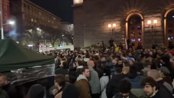 Трима полицаи пострадаха по време на протеста в София