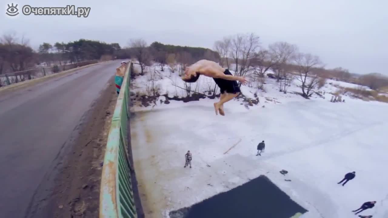 Руснаци скачат в дупка с ледена вода