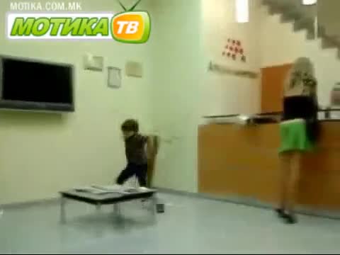 *смях* Дете се ядисва на майка си и й сваля гащите! :д 