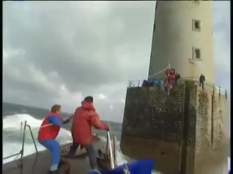 Екипаж на катер въпреки бурното море извършва смяната на хората подържащи морският фар!