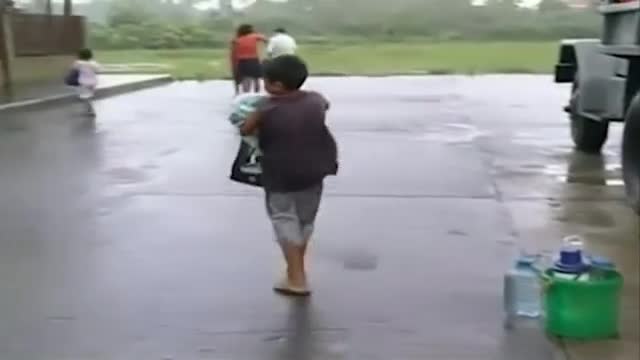 Стотици хиляди евакуирани заради тайфун във Филипините (ВИДЕО)