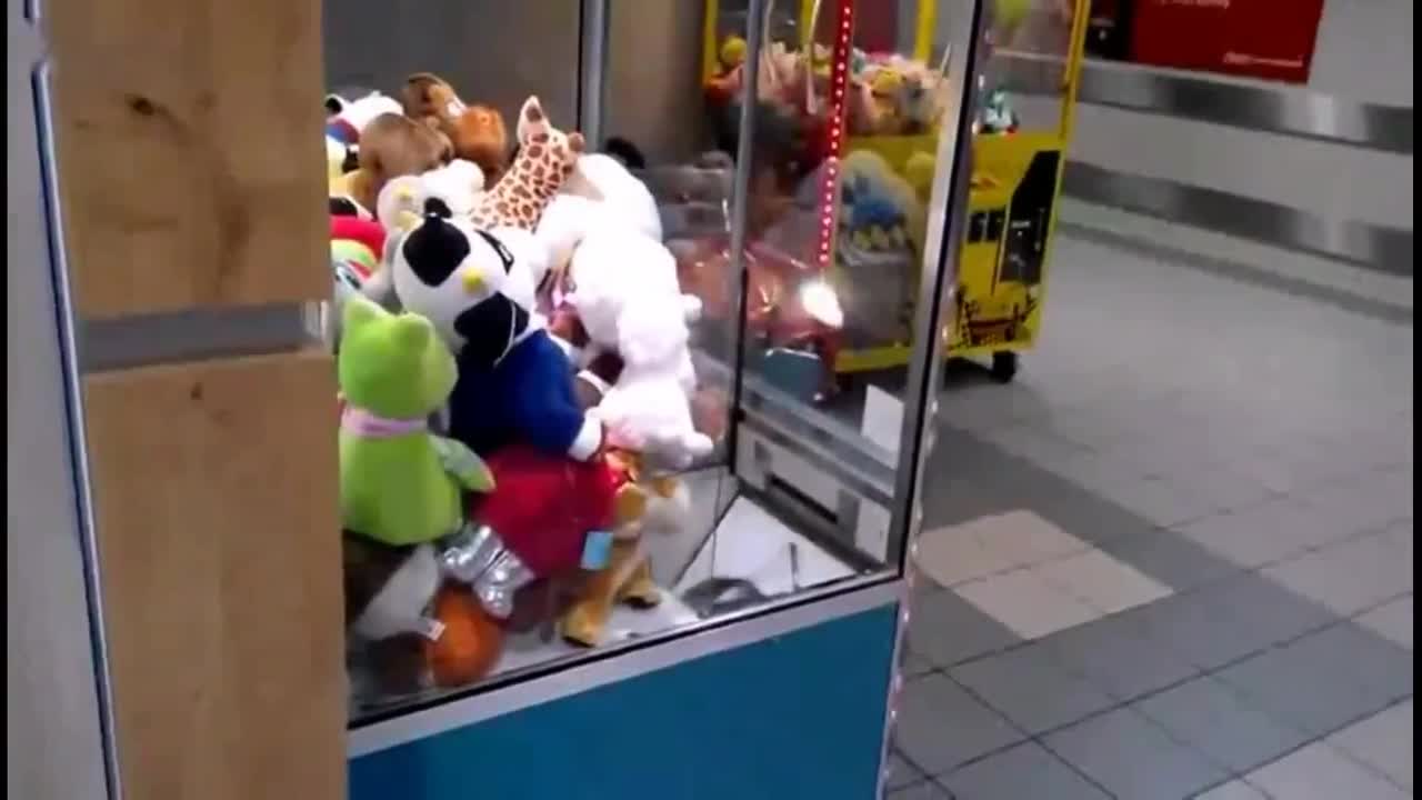 Малък крадец в машина за играчки