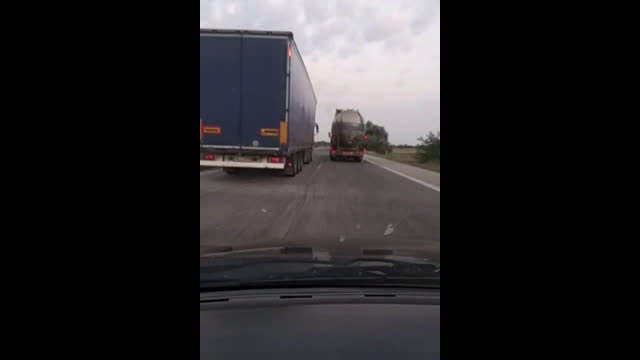 Изпреварване на тирове на АМ "Тракия"