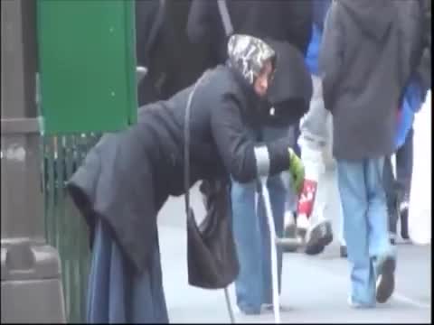Фалшива просякиня се представя за инвалид