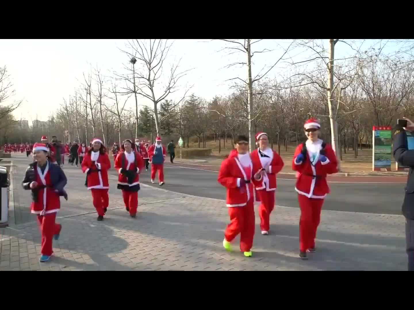 Стотици китайци в костюми на Дядо Коледа на маратон в Пекин