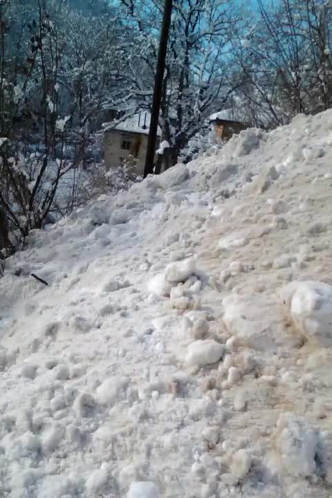 Камион затрупа двора на къща със сняг