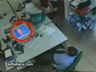 Мъж Гледа Под Полата На Маце С Web Камера