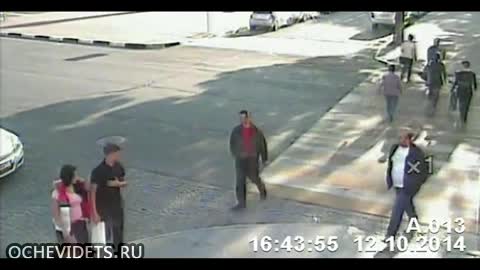 Пешеходец спасява момиче с велосипед от сблъсък с кола