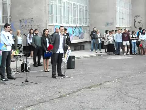 Момче Се Обяснява В Любов На Първия Учебен Ден 