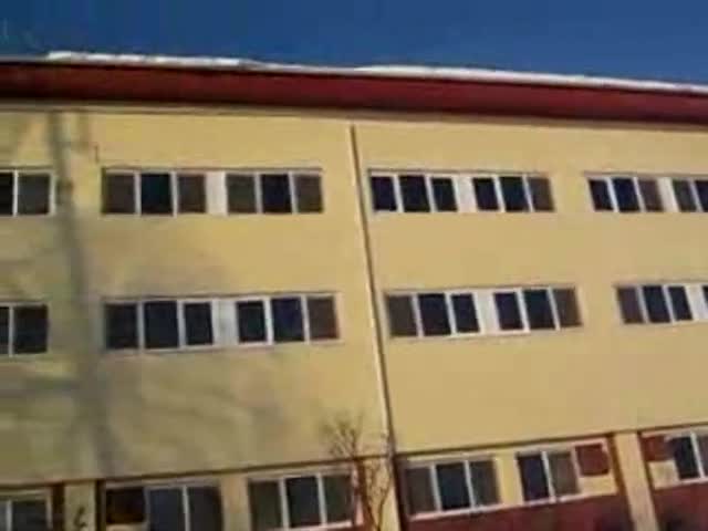 Лавина от покрива на училище ! 