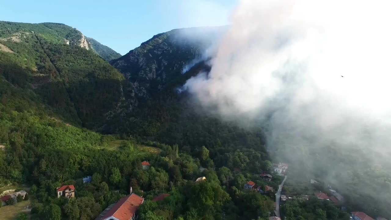 КАДРИ ОТ ДРОН: Над 100 декара горски масиви горят край Карлово