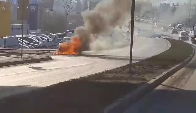 Автомобил избухна в пламъци на Околовръстното в София
