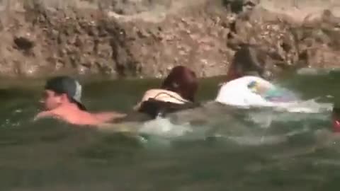 Момиче скача от скала и пада много лошо!