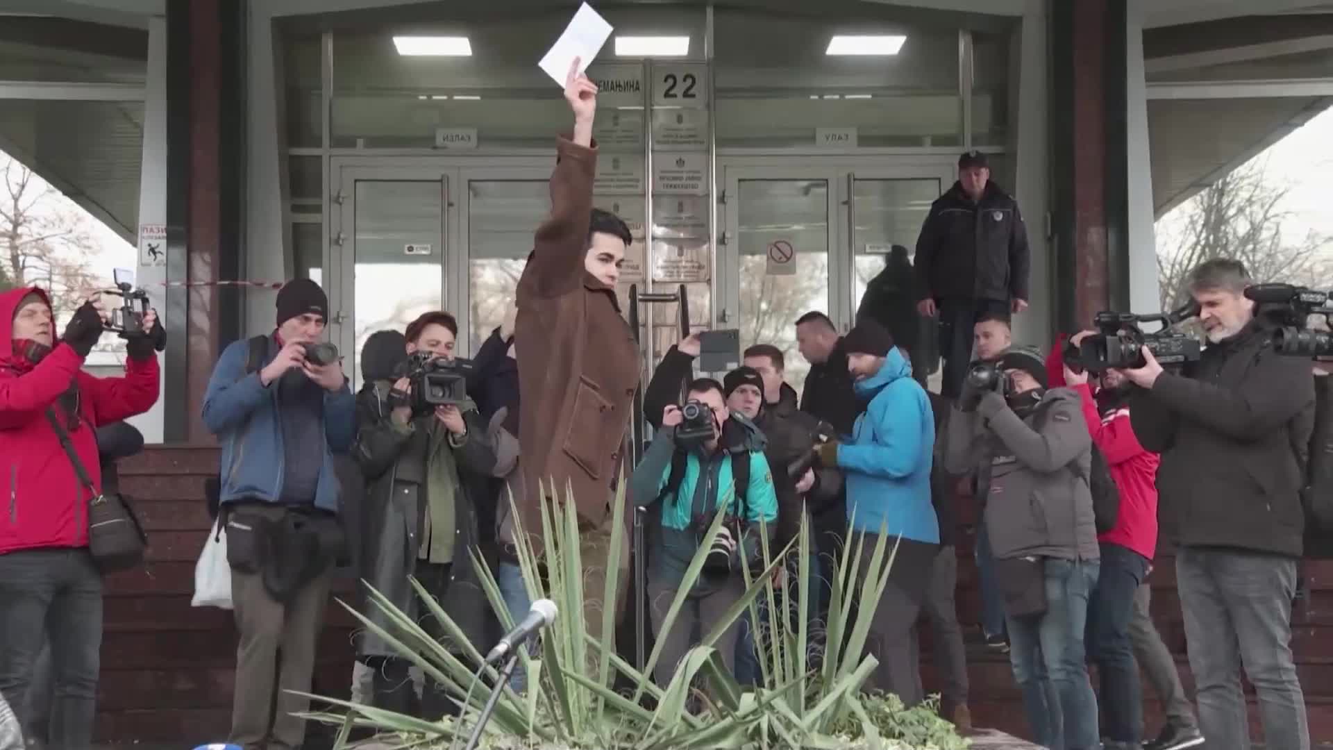 Стотици сръбски студенти протестираха заради трагедията в Нови Сад (ВИДЕО)