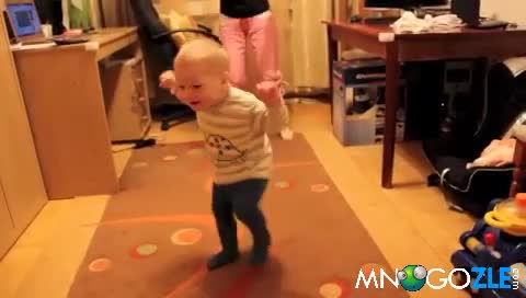 Бебок не издържа на Гангнам стайл !
