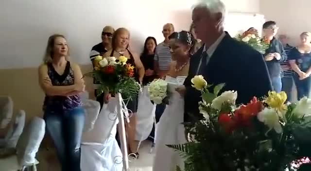Със сигурност тази булка не е очаквала такъв сватбен марш :d :d :d