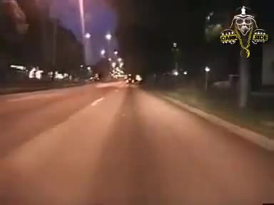 Ето как се бяга от полицията с Порше 911 ! ;)