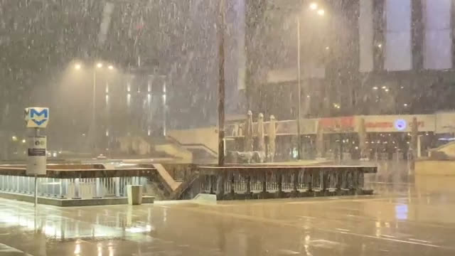 Сняг заваля на места в страната