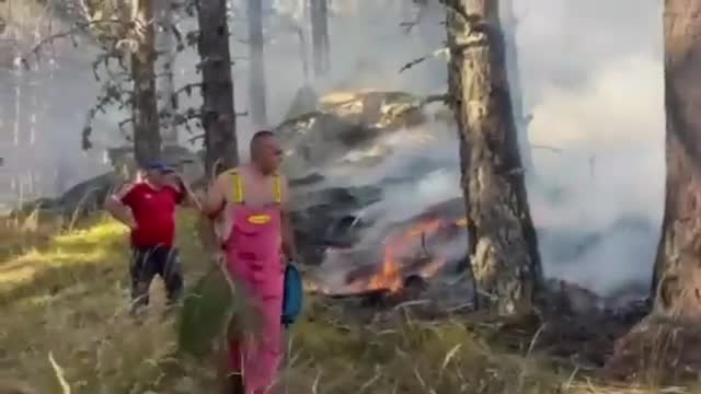 Пожар гори в трудно достъпен терен в Рила