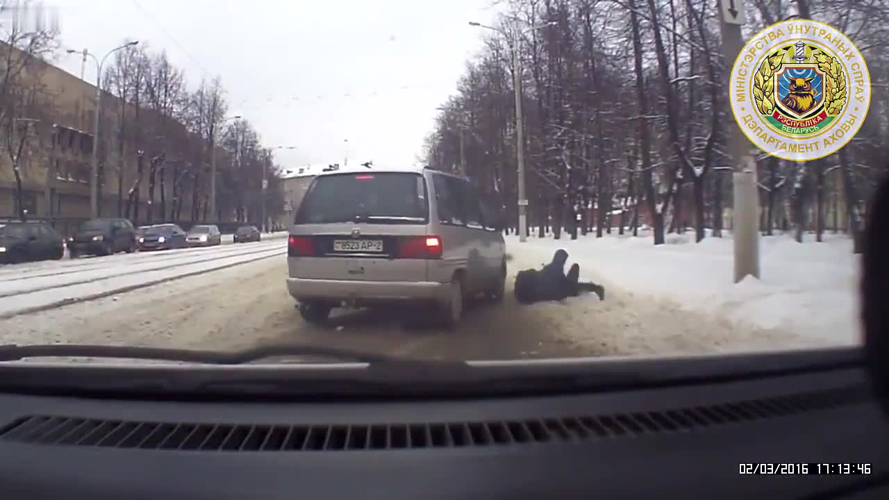 Полицай рискува живота си, за да спаси дете!