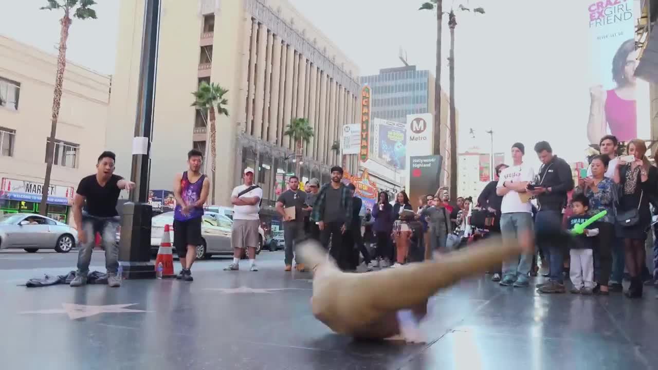 Дядо изненадва минувачите .. Шега!