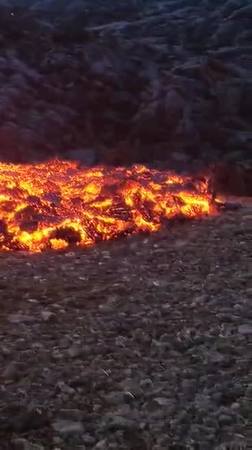 Уникални кадри на изригващия вулкан Мерадал до столицата на Исландия - Рейкявик (Георги Георгиев)