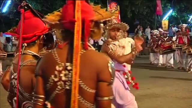 Пъстроцветно шествие със слонове в Шри Ланка