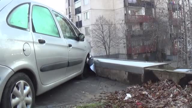 Автомобил излетя и "паркира" върху покрива на гараж