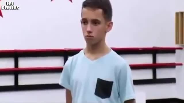 Реакцията на момиче след първата си целувка!