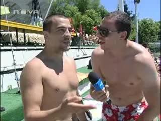 Луд репортер опипва момичета на басейн
