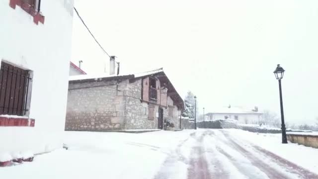 Сняг натрупа в Северна Испания