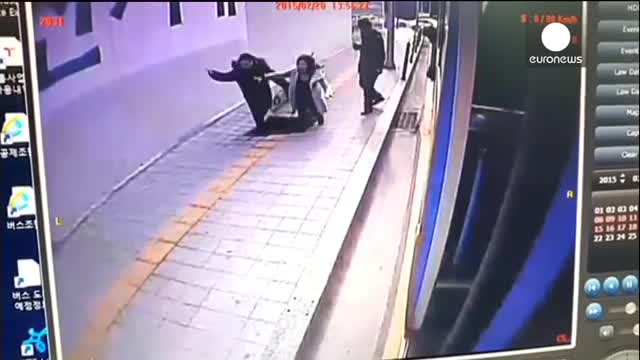 Дупка в тротоара погълна двама корейци