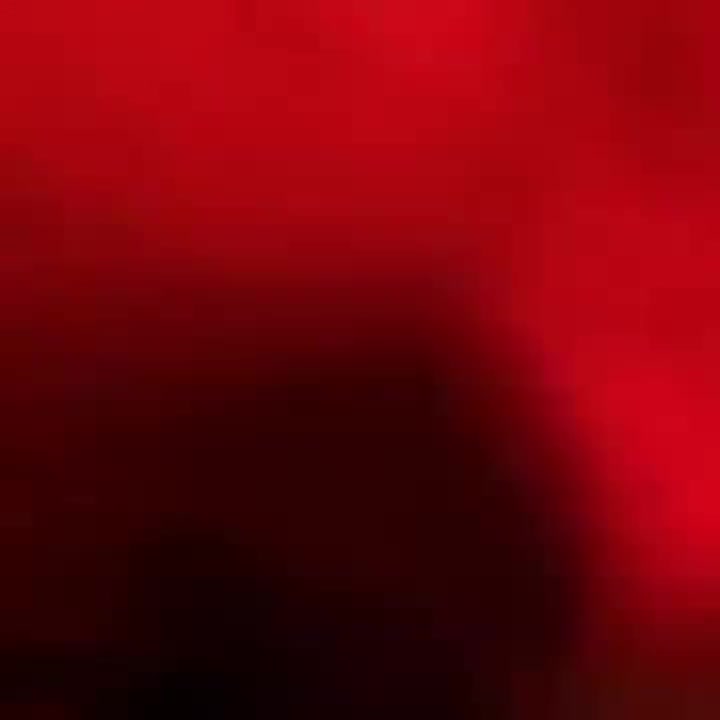 Брат събужда сестра си с целувка, но на прахосмукачката !
