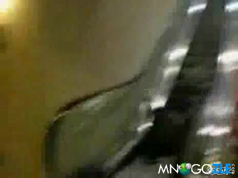 Най - бързото слизане от ескалатор! 
