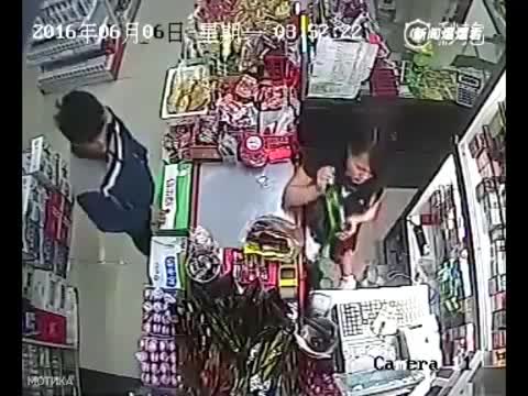 Нагъл грабеж в магазин с бутилка бира
