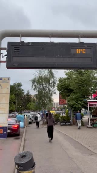 Електронните табла на градския транспорт в София изписаха „Бангаранга“