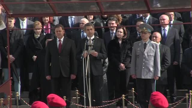 Президентът: Нашата история е богата на примери как народ и армия пазят държавата