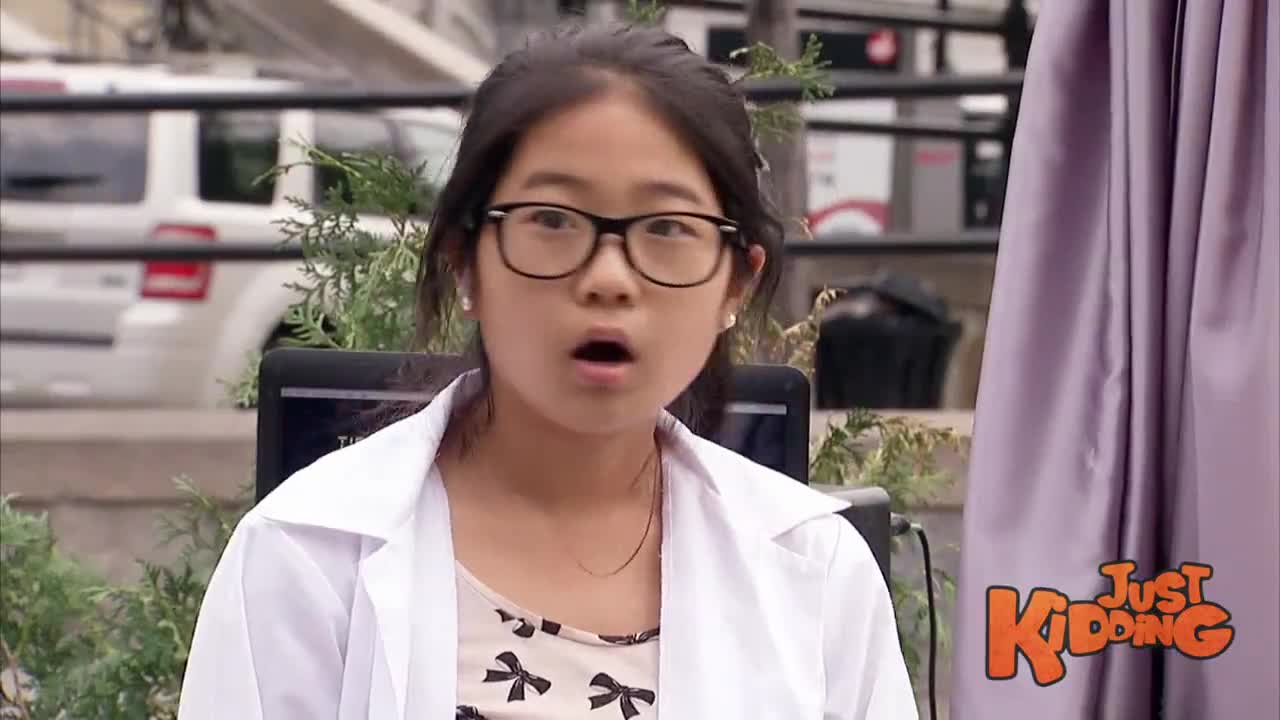 Куче което пътува с машина на времето - скрита камера
