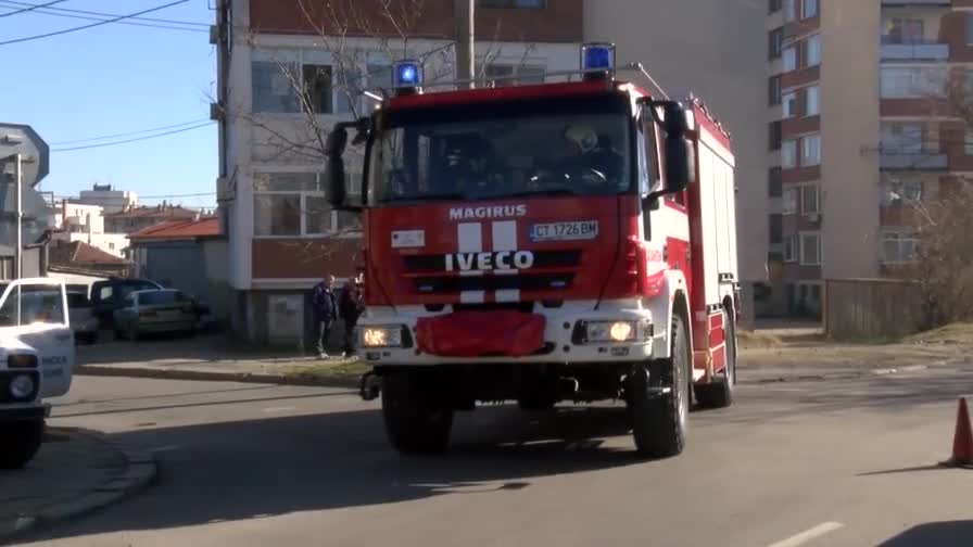 Кола падна в Старата река на Казанлък