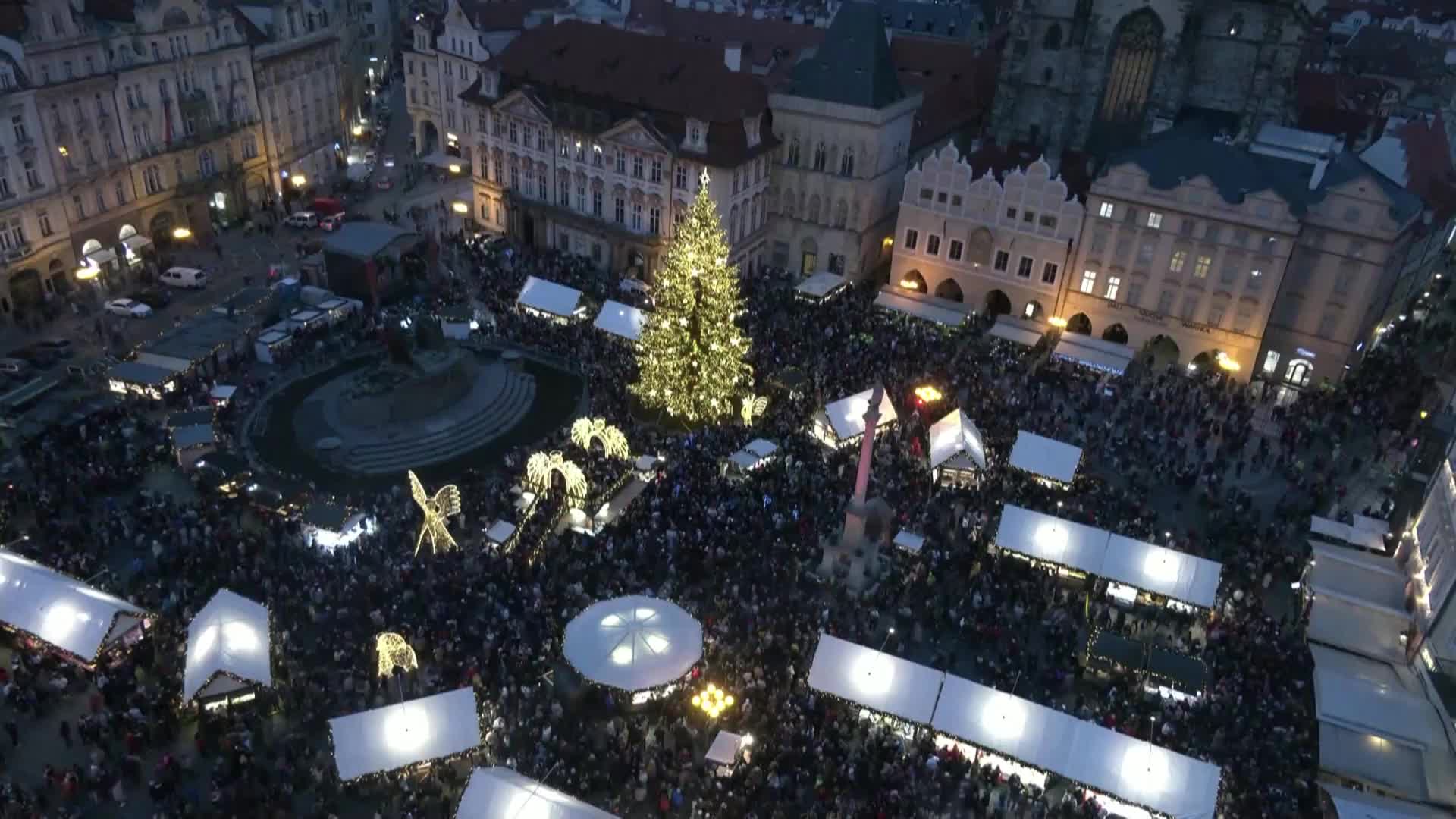Н Коледният пазар в Прага се завърна след двугодишно прекъсване (ВИДЕО)