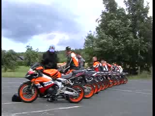 На 11 Хонди Repsol им дават газ 
