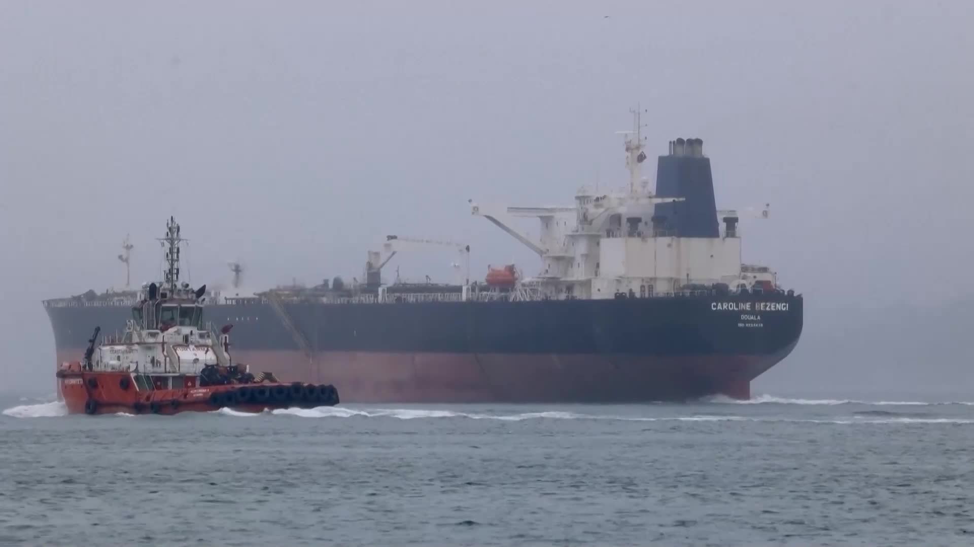 Заседнал танкер причини мащабен нефтен разлив край Оман, властите опитват да ограничат щетите