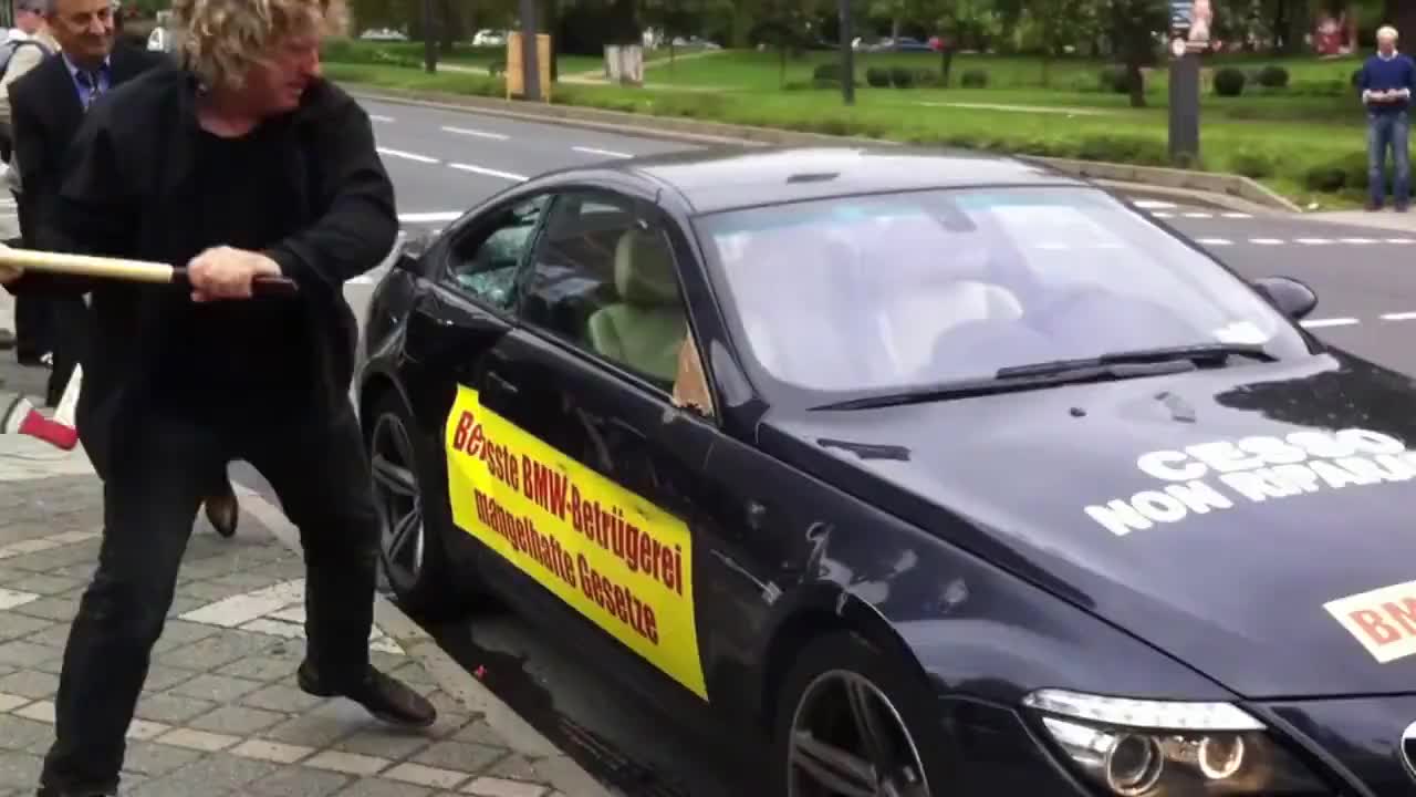 Недоволен клиент разби BMW M6 пред вратите на салона във Франкфурт