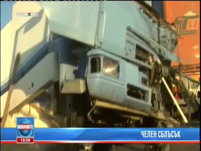 Два тира се сблъскаха челно в тежка катастрофа 