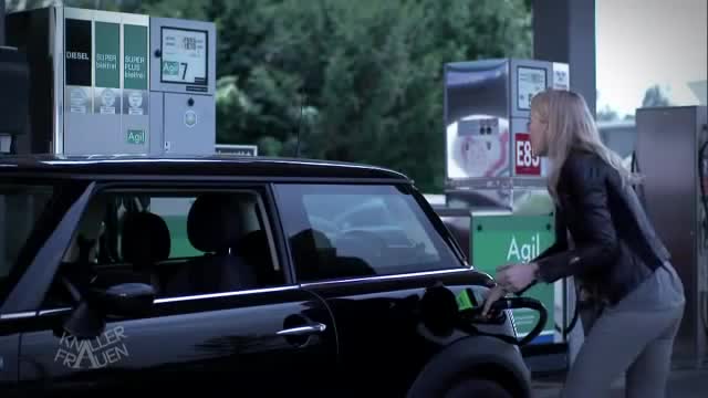 Смях ... Жена зарежда на бензиностанция !!!