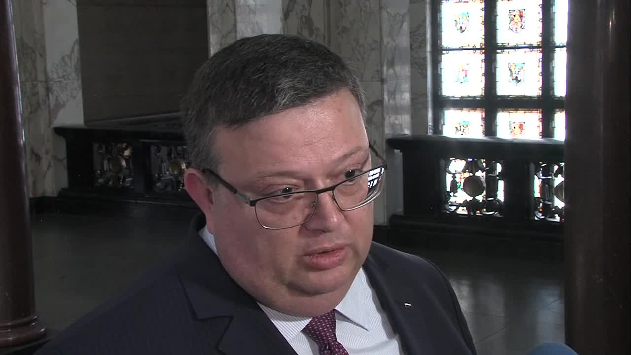 Цацаров за болтовете пред ВСС: Не се занимавам с циркове