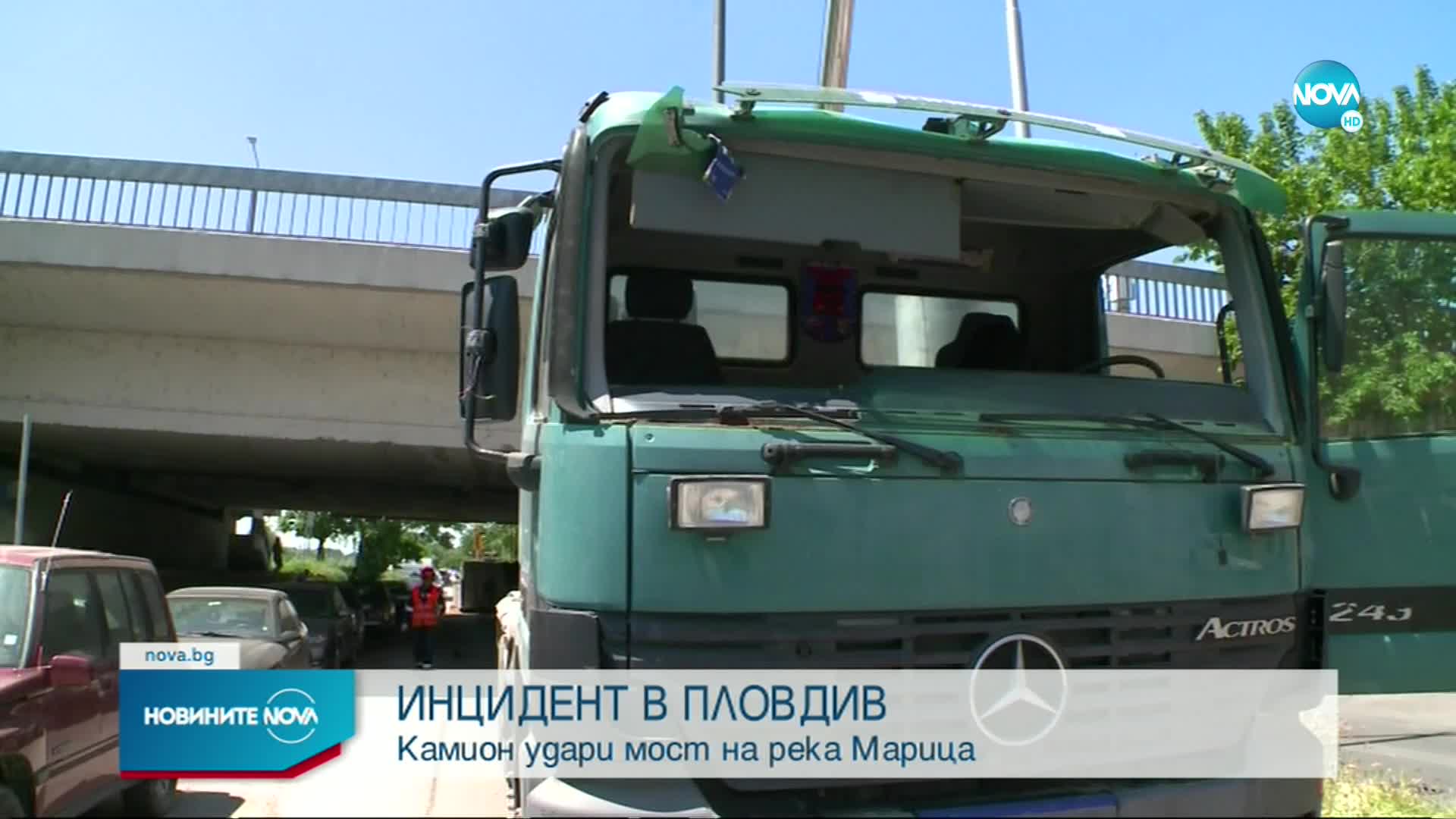Камион се вряза в мост в Пловдив