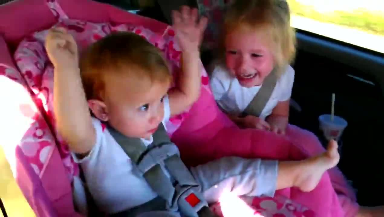Дете се събужда и започва да танцува на Gangnam Style